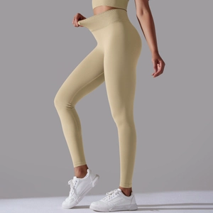 Detail der hohen Elastizität der nahtlosen High-Waist-Yoga-Leggings in Beige-Farbe