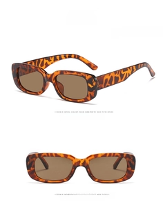 Détail de lunettes de soleil carrées pour enfants à motif léopard et verres thé rétro