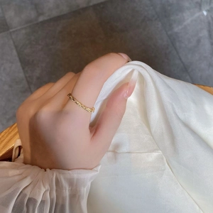 Eleganter goldener gedrehter Ring für Damen mit minimalistischer Flechtoptik auf Seide