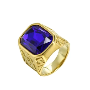 Dettaglio anello in acciaio inossidabile dorato con gemma blu e rilievi incisi