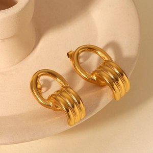 Elegante 18k vergoldete Edelstahl Creolen in gedrehtem Design auf Keramikständer