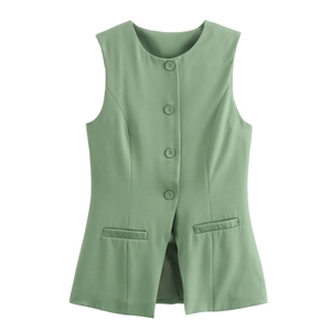 Détail du gilet sans manches vert clair avec quatre boutons mats et poches décoratives