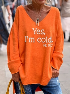 Détail du sweat à col en V orange avec inscription blanche Yes I'm Cold 24/7 imprimée