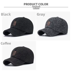 Dettaglio ravvicinato di cappelli da baseball invernali in nero, grigio e caffè
