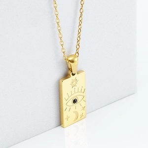Detailansicht der goldenen Tarot-Halskette mit dem Bösen Blick und Himmelselementen