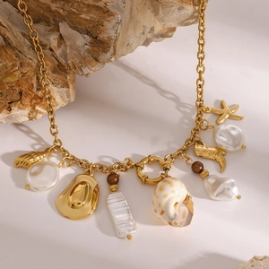 Collana in acciaio inossidabile placcata oro 18K con perla barocca e ciondolo a stella marina