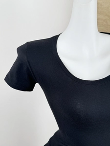 Detailed view of the U-neck and shoulder stitching on this slim fit black fitness T-shirt