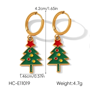 Détail des boucles d'oreilles sapin de Noël en émail vert avec taille 4,2cm et poids 4,7g