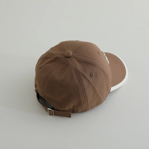 Vista posteriore del cappellino in cotone con fibbia metallica e bordi bianchi