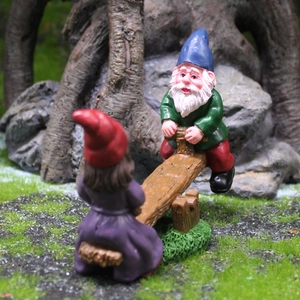 Miniatures de nains de jardin sur une balançoire en bois décor créatif en résine