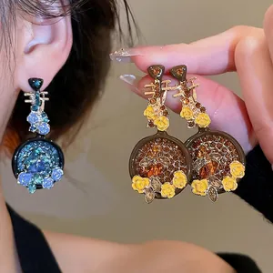Orecchini a forma di pipa in argento con cristalli e dettagli floreali in smalto