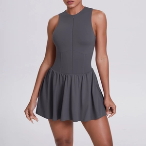 Dettaglio dell'abito da tennis grigio scuro con zip invisibile e cuciture in vita