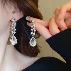 Orecchini pendenti in argento con cristalli scintillanti per un look di lusso raffinato