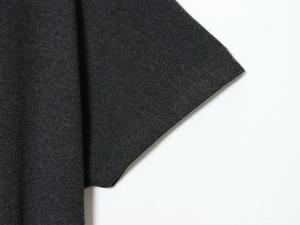 Detailaufnahme des dunkelgrauen Strickstoffsaums einer weichen, weiten Freizeithose