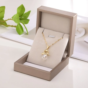 Collier ange doré minimaliste avec ailes en cristal dans un coffret cadeau bijoux