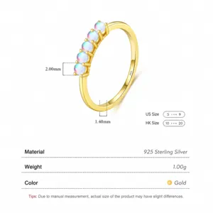 Eleganter Goldring aus 925er Sterlingsilber mit fünf schillernden Mondsteinen im Minimal-Stil