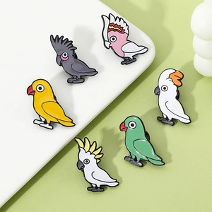 Vue détaillée de six broches perroquet en émail aux couleurs vives et design dessin animé