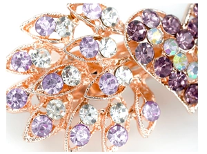 Dettaglio del fermaglio per capelli in oro rosa con strass viola e cristalli lucenti