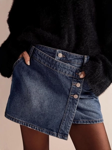 Mini-jupe en jean délavé bleu foncé à coupe ajustée et fermeture boutonnée asymétrique