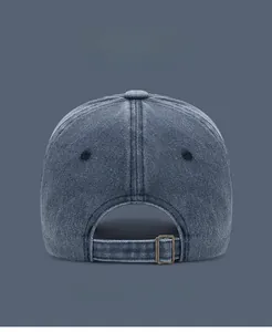 Detailansicht der gewaschenen Denim-Basecap mit verstellbarem Metallgurt und Farboptionen
