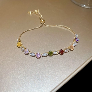 Goldenes Armband mit bunten Zirkonia-Kristallen und verstellbarem Kordelzug-Verschluss