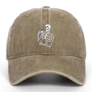 Détail d'une casquette en coton kaki délavé avec broderie de crâne buvant du thé
