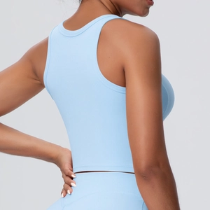 Hellblauer Sport-BH mit Racerback und integrierten Polstern für Yoga und Fitness