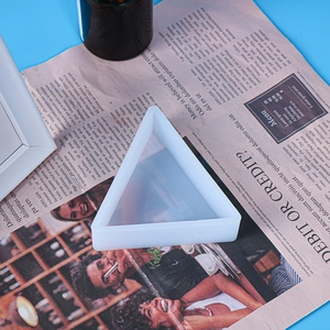 Makroaufnahme einer geometrischen Silikonform für DIY Kerzen und Kunstharz-Handwerk