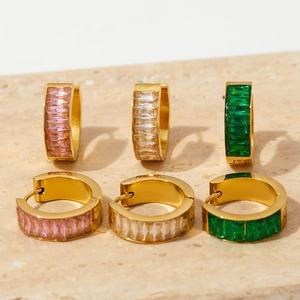Orecchini huggie dorati con zirconi taglio baguette in rosa, bianco e verde smeraldo