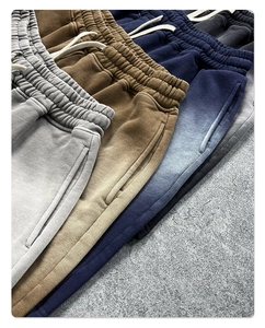 Dettaglio di pantaloncini in cotone lavato con elastico in vita e coulisse regolabile