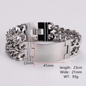 Macro detail of industrial stainless steel Cuban chain showing dimensions 23cm by 21mm