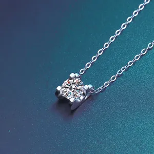 Collier classique en argent avec moissanite ronde de 1 carat et serti à quatre griffes