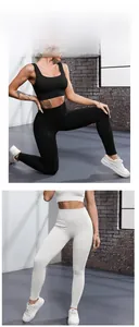 Détail d'un ensemble de yoga côtelé sans couture avec crop top et legging taille haute