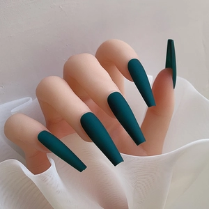 Détail de faux ongles ballerine extra longs vert foncé mat avec une finition givrée lisse