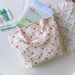 Gros plan détaillé d'un sac cabas en coton à fleurs avec fermeture éclair