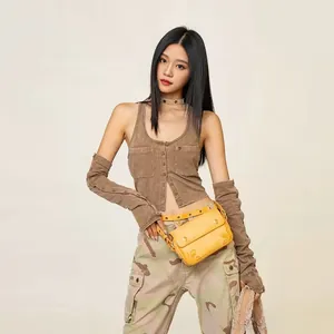 Detailansicht der gelben Leder-Gürteltasche kombiniert mit einem Vintage-Utility-Outfit