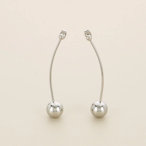 Détail de boucles d'oreilles courbées en argent poli avec perle métallique 12mm