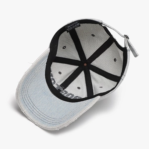 Casquette baseball en coton délavé bleu clair avec détails intérieurs et bord usé