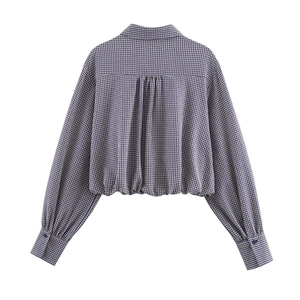 Vue arrière chemise à carreaux bleus avec pli creux et ourlet élastique