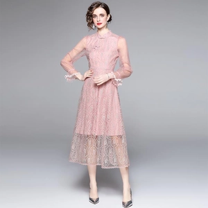 Robe midi élégante en dentelle rose avec broderie, col montant et manches longues