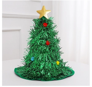 Détail du chapeau sapin de Noël en guirlande verte avec pompons colorés et étoile dorée