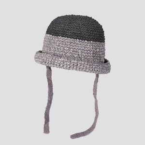 Sombrero de pescador tejido a mano con textura de ganchillo bicolor y tiras largas.