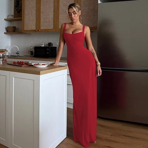 Détail d'une robe longue rouge dos nu moulante avec bretelles croisées portée par un mannequin