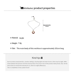 Détails du collier avec pendentif en acrylique indiquant un poids de 7,8g et 101cm de long