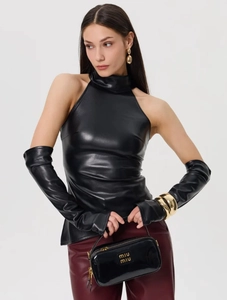 Gros plan du haut licou en cuir PU noir avec longs gants assortis et texture brillante