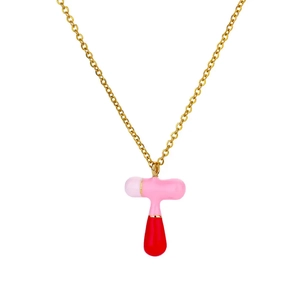 Dettaglio della collana dorata con pendente a forma di T in smalto rosa e rosso scuro