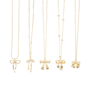 Parure de 5 colliers dorés avec pendentifs nœuds et divers styles de chaînes