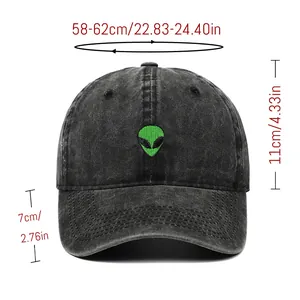 Vista detallada de la gorra con bordado de alien con dimensiones y textura denim lavado