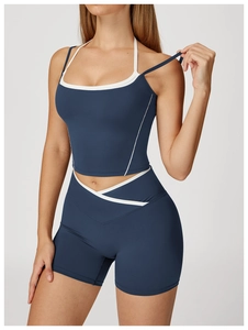 Detail eines navyblauen Sportsets mit weißen Kontrastlinien und Shorts mit V-Taillenbund
