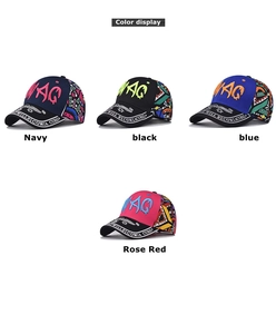 Aperçu détaillé des casquettes baseball SWAG graffiti en bleu marine, noir et rose